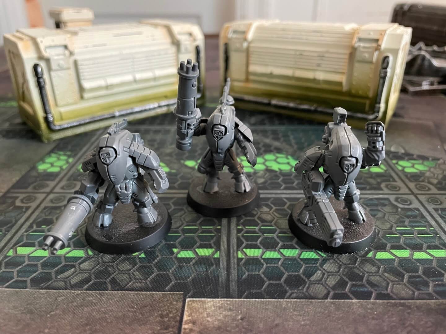 T'au Empire Stealth Battlesuits combine firepower and sneakiness to great effect